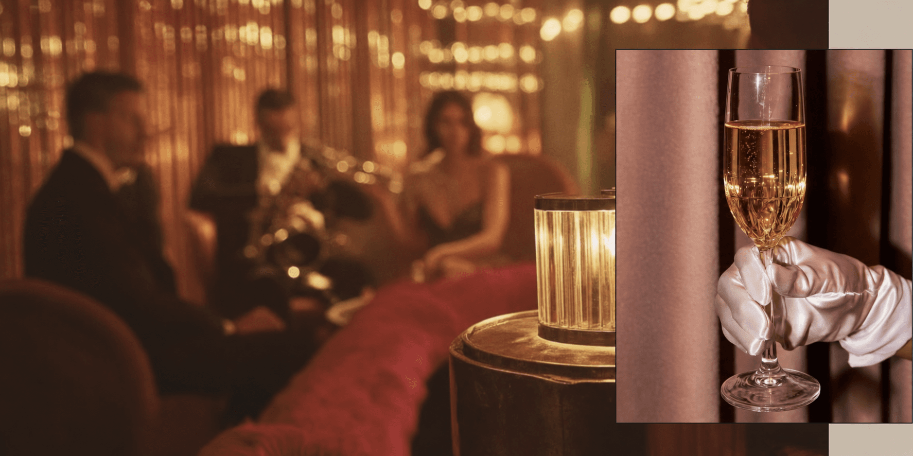 House of Gatsby — musicisti e ospiti in una sala dalle luci dorate, con un calice di champagne sorretto da una mano con guanto bianco